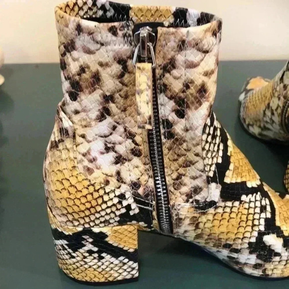 Aldo snakeskin boots with side zipper. - Picture 4 of 9